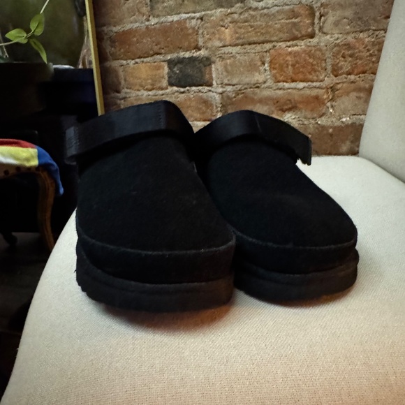 WOMENS UGG® Goldenstar Clog - Black size 8 - Picture 3 of 6